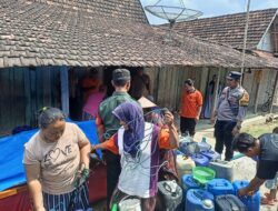 Bantuan Air Bersih dari BNPB Kabupaten Pati Diterima dan Disalurkan oleh Bhabinkamtibmas Desa Ronggo