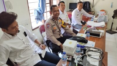 Bhabinkamtibmas Sudarno Mengawal Pembagian 405 Sertifikat PTSL di Margorejo