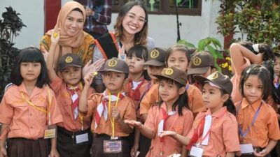 Ketua Bhayangkari dan Bunda PAUD Humbahas Kunjungi SD di Doloksanggul