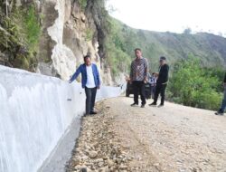 Bupati Humbahas Cek Pembangunan Jalan di Pollung dan Batas Samosir