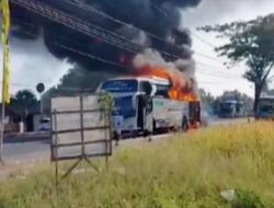 Detik-Detik Bus Wisata Terbakar di Sukoharjo, Bawa Puluhan Penumpang