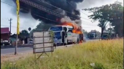 Bus Wisatawan Terbakar di Sukoharjo, Awalnya Sopir Lihat Asap dari Kaca Spion