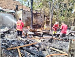 Gudang Terbakar, TNI Polri dan Damkar Bantu Warga Padamkan Api