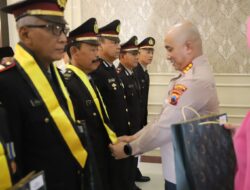 Tanda Penghargaan dan Bunga: Penghormatan Terakhir Bagi Anggota Polri dan PNS Polri di Polresta Pati