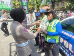 Sat Lantas Polres Sukoharjo Peduli Sesama: Bagikan Beras ke Tukang Becak dan Supeltas