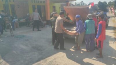 Serahkan Belasan Sak Semen, Polsek Polokarto Sukoharjo Bantu Pembangunan Mushola