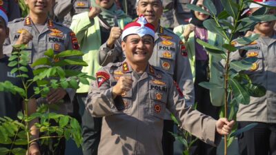 Sasar Kawasan Penyangga Air Gunungpati Semarang, Kapolda Jateng Tanam Ribuan Pohon