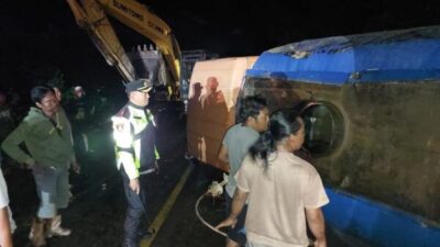 Evakuasi Truk Terguling di Simpang Sepaku, Polres Lamandau Gunakan Excavator