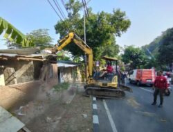 Kapolsek Banyumanik Monitor Pembongkaran PKL Di Jalan Gombel Lama Semarang