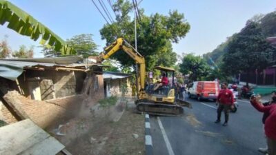 Kapolsek Banyumanik Amankan Pembongkaran PKL Di Jalan Gombel Lama Semarang