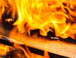 Kebakaran Hebat Hanguskan Gudang Kayu Milik Mantan Bupati Rembang Salim, Begini Kronologinya