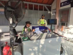 Anggota Polsek Nguter Polres Sukoharjo Patroli Disekitar Stasiun Kereta Api