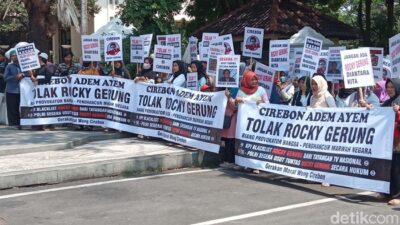 Massa di Cirebon Demo Desak Rocky Gerung Ditangkap