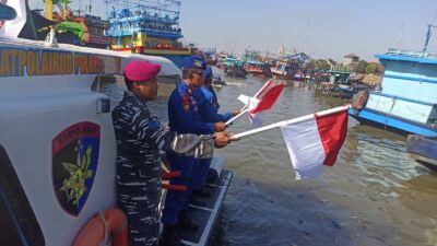 Mengenang Pahlawan Kemerdekan, Satpolairud Polresta Pati Bagikan 78 Bendera di Kapal Perikanan