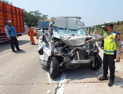 Mobil Jenazah Sruduk Truk di Jalan Tol Semarang – Batang, 1 Orang Tewas di Lokasi