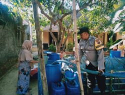 Polsek Pucakwangi Monitoring Pendistribusian Bantuan Air Bersih di Desa Tanjungsekar