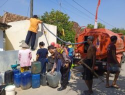Penyaluran Air Bersih dari BPBD Pati Didampingi Bhabinkamtibmas Desa Sidomukti