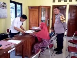 Penyaluran BLT DD Desa Ngening Batangan Mendapat Pengamanan Bhabinkamtibmas dan Babinsa