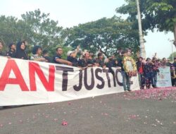 Bentang Spanduk I Want Justice di Polda Jateng, Jalak Peringatan Setahun Pembunuhan Iwan Boedi