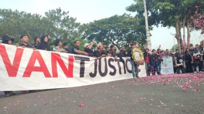 Bentang Spanduk I Want Justice di Polda Jateng, Jalak Peringatan Setahun Pembunuhan Iwan Boedi