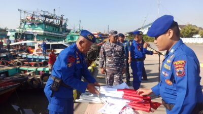 Peringati HUT Kemerdekan RI Ke-78, Satpolairud Polresta Pati Bagikan 78 Bendera Kapal Perikanan