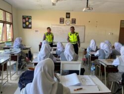 Personel Ditlantas Polda Aceh Imbau Pelajar Disiplin Gunakan Helm Saat Berkendara