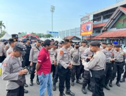Personel Polresta Pati Amankan Pertandingan Persipa melawan Persela di Stadion Joyokusumo