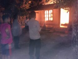 Personel Polsek Tayu Bersama Warga Bantu Padamkan Kebakaran Rumah di Desa Keboromo