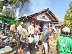 Personel TNI Polri dan Damkar Bantu Warga Padamkan Api