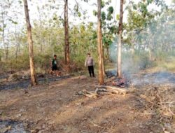 Personil Polsek Sale Bantu Padamkan Kebakaran Hutan Jati