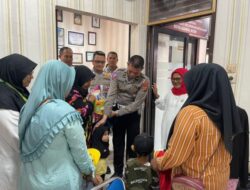 Polantas Aceh Berikan Sejumlah Bahan Makanan pada Anak Stunting di Lampulo