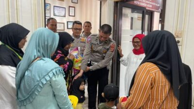 Polantas Aceh Berikan Sejumlah Bahan Makanan pada Anak Stunting di Lampulo