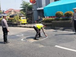 Cegah Kecelakaan, Polres Batang Menandai Jalan Bergelombang