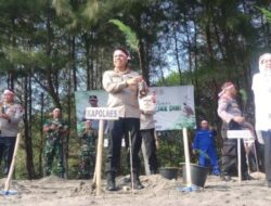 Polres Batang Tanam 1.000 Bibit Pohon di Pantai Sigandu Guna Tekan Abrasi