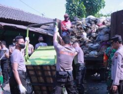 Polres Klaten bersama Tim Gabungan Bersihkan Gunungan Sampah di Pasar Gentongan