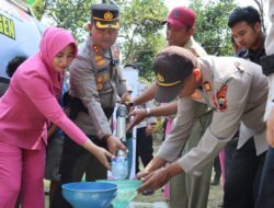 Polres Sragen Bagikan Air Bersih di 5 Kecamatan, Ada Yang Menarik Dari Momen Pembagian Air, Simak Berikut Ini…