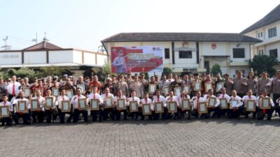 Polrestabes Semarang Berikan Penghargaan 67 Orang Anggota dan Warga Sipil