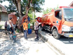 Bhabinkamtibmas Polsek Gabus Dampingi Penyaluran Air Bersih dari BPBD Ke Warga Desa Gebang
