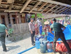 Dukungan Bhabinkamtibmas Desa Ronggo dalam Pendistribusian Bantuan Air Bersih di Musim Kemarau