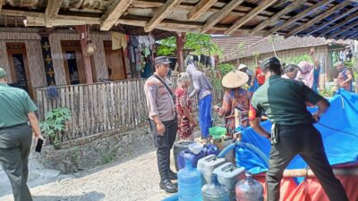 Peran Bhabinkamtibmas Desa Ronggo Dalam Menjaga Ketersediaan Air Bersih Bagi Warga