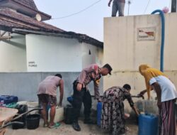Polsek Jaken Monitoring Pendistribusian Bantuan Air Bersih di Desa Sidomukti