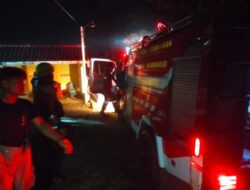 Polsek Nguter Sukoharjo Bantu Padamkan Kebakaran di Lahan Kering Desa Plesan