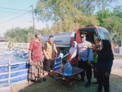 Polsek Pucakwangi Monitoring Pendistribusian Bantuan Air Bersih di Desa Tanjungsekar