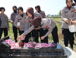 Polwan Polres Sragen Berziarah Kubur di Makam Almarhum Aiptu Puji Setyowati Jelang Hari Jadi Ke 75