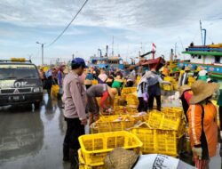 Giat Nelayan Bongkar Ikan di Pelabuhan Tasikagung Dipantau Sat Polairud Polres Rembang