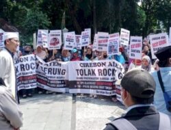 Ratusan Guru di Cirebon Gelar Aksi Desak Pemda Tak Beri Ruang Bagi Rocky Gerung