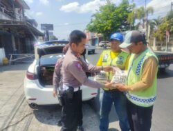 Salurkan Beras ke Tukang Becak dan Supeltas, Sat Lantas Polres Sukoharjo Peduli Sesama