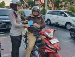 Sebarkan Leaflet, Satlantas Polres Sukoharjo Sosialisasi Perubahan Ujian SIM C