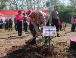 Dalam Program Mengurangi Polusi Udara Polresta Pati Pimpin Langsung Penanaman 1000 Pohon Yang Di Laksanakan Di Desa Regaloh