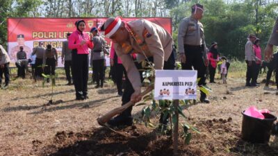 Dalam Program Mengurangi Polusi Udara Polresta Pati Pimpin Langsung Penanaman 1000 Pohon Yang Di Laksanakan Di Desa Regaloh
